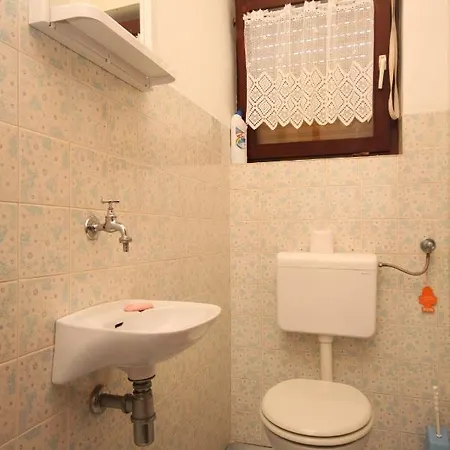 Apartamento With Parking Space - 8493 Ugljan