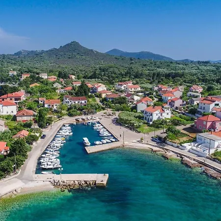 With Parking Space - 8493 * 乌格连